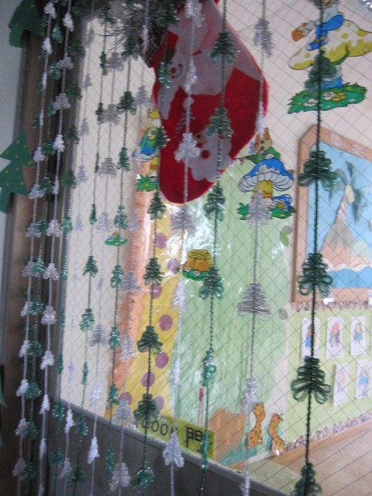 [案例] MSBT Wolan可愛聖誕小樹在幼兒園教室裡　－線簾・掛飾...