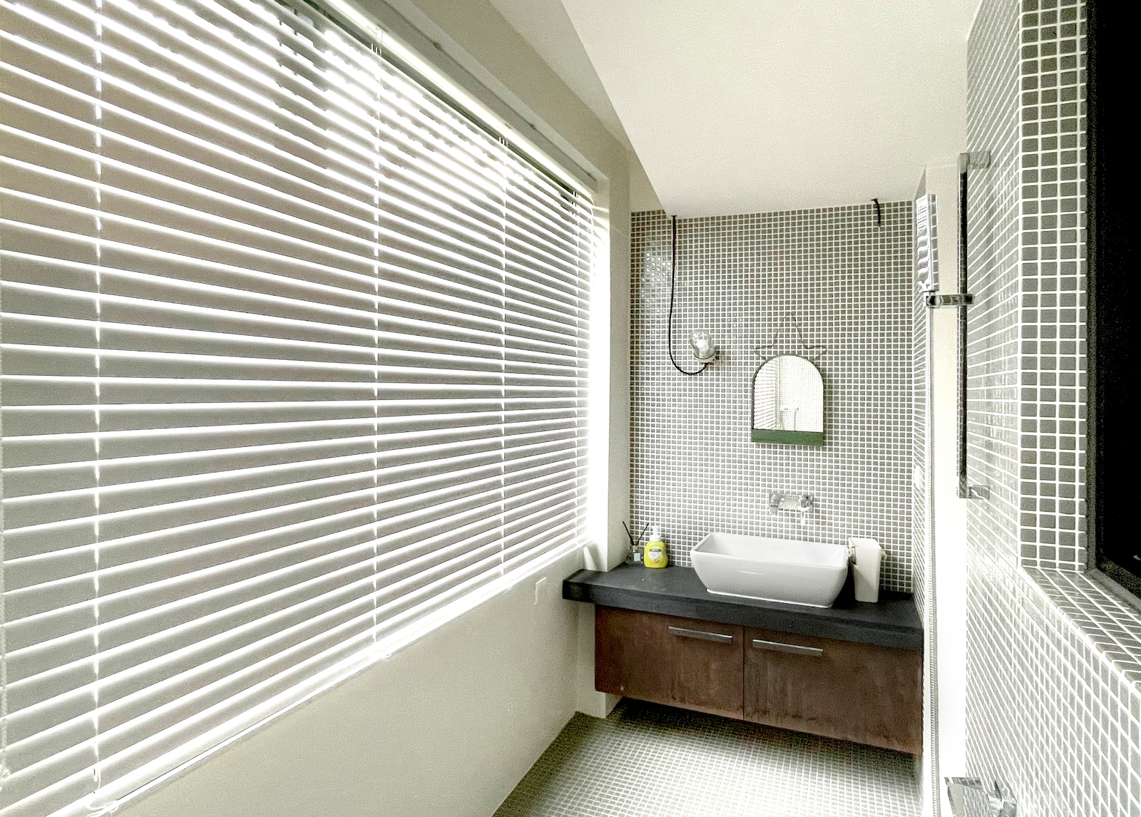 [案例] 50mm寬版鋁百葉的極致工藝！今年度最推薦的浴室窗簾　...