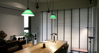[案例][名人開箱] 新復古風居家：黑白對比 × 原木老件 × 智慧窗簾，這就是兔女狼的專屬風格！　－電動木百葉・訂製捲簾・新北窗簾
