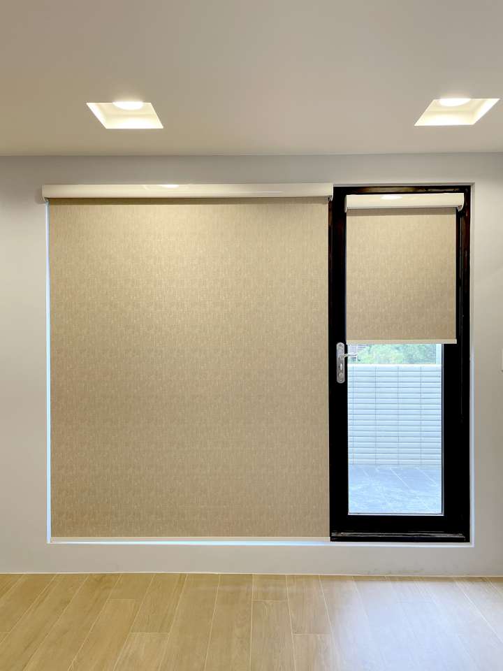 Emmi Roller Blinds　Texture Blackout Rhodes Tan Customized／Personalized Blinds & Shades Hydraulic Spring System／Spring Blinds Child Safety／Cordless Blinds & Shades Blackout Blinds & Shades Motorized Blinds／Smart Blinds & Shades