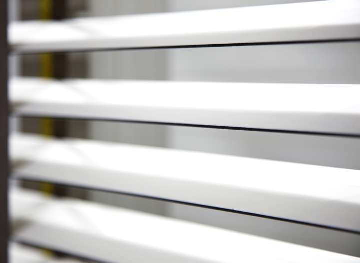 Pimu Venetian Blinds　Frosted Wood Duo WSM50FW - White．Smoke Ventilated Blinds & Shades Customized／Personalized Blinds & Shades Light Filtering Blinds & Shades Motorized Blinds／Smart Blinds & Shades Light-Regulating Blinds & Shades