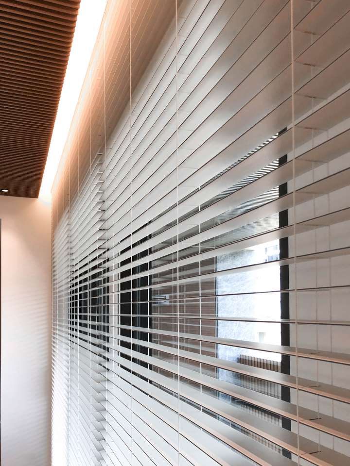 Pimu Venetian Blinds　Frosted Wood Duo WSM50FW - White．Smoke Ventilated Blinds & Shades Customized／Personalized Blinds & Shades Light Filtering Blinds & Shades Motorized Blinds／Smart Blinds & Shades Light-Regulating Blinds & Shades