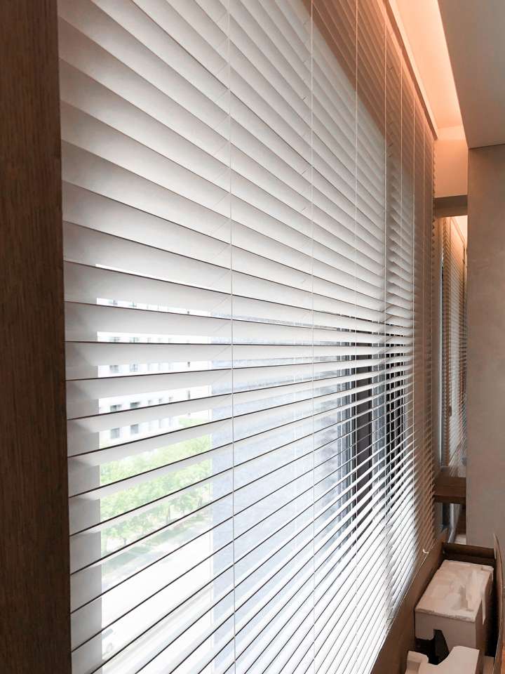 Pimu Venetian Blinds　Frosted Wood Duo WSM50FW - White．Smoke Ventilated Blinds & Shades Customized／Personalized Blinds & Shades Light Filtering Blinds & Shades Motorized Blinds／Smart Blinds & Shades Light-Regulating Blinds & Shades