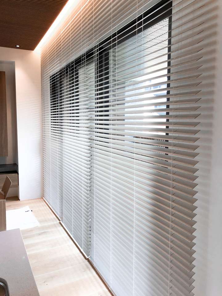 Pimu Venetian Blinds　Frosted Wood Duo WSM50FW - White．Smoke Ventilated Blinds & Shades Customized／Personalized Blinds & Shades Light Filtering Blinds & Shades Motorized Blinds／Smart Blinds & Shades Light-Regulating Blinds & Shades